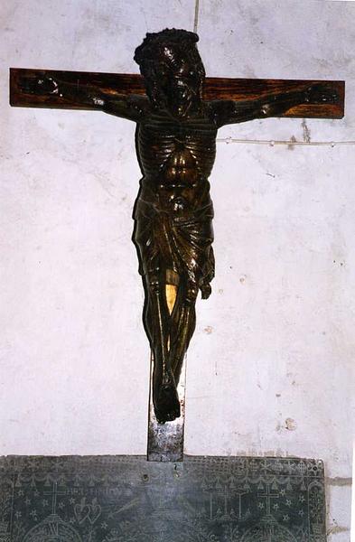 statue : Christ en croix, vue générale