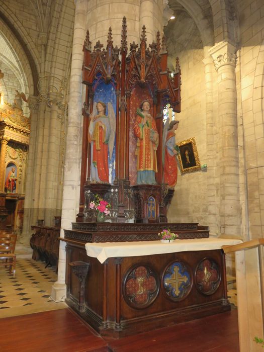 autel et retable de saint Laurent.