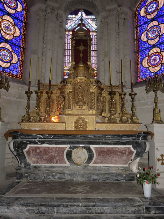autel, gradins d'autel, tabernacle, dais d'autel, retable (contre-table), 6 chandeliers - © Ministère de la Culture (France), Conservation des antiquités et des objets d'art de l'Indre-et-Loire – Tous droits réservés 