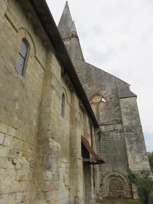 Eglise Saint-Mandé-Saint-Jean, façade latérale sud, vue partielle