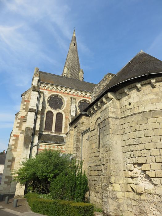 Eglise  Saint-Jean-Baptiste, façade latérale sud, vue partielle