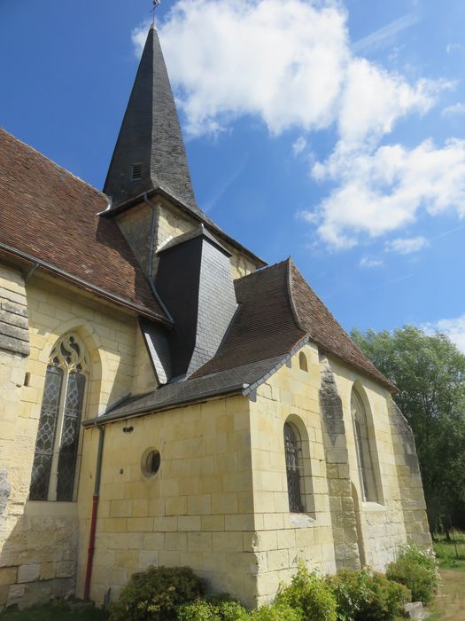 Eglise  Saint-Pierre, façade latérale sud, vue partielle