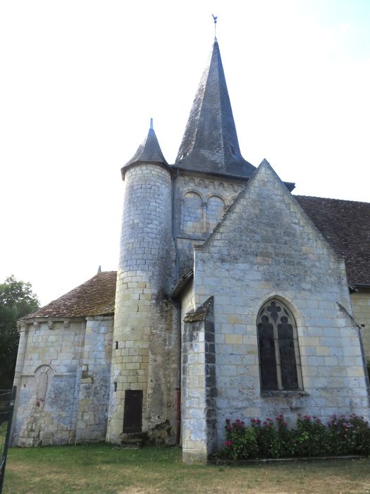 Eglise  Saint-Pierre, façade latérale nord, vue partielle