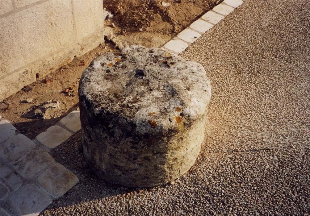 Pied de la cuve baptismale
