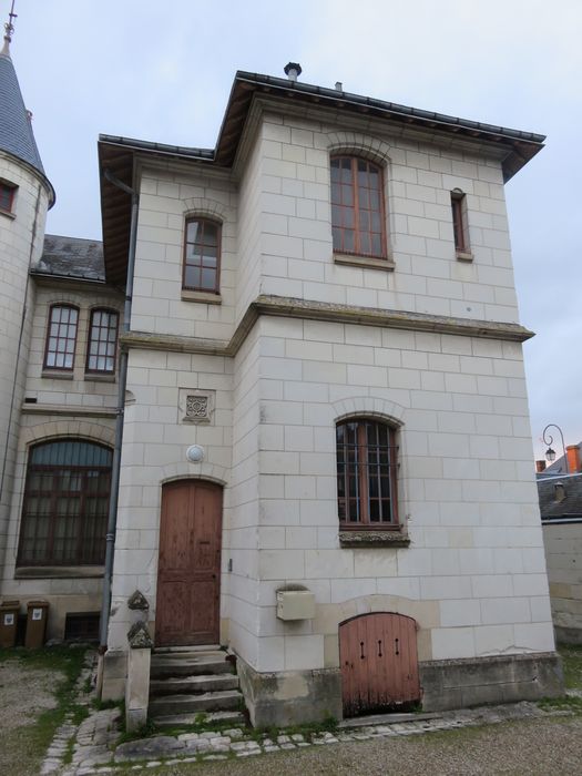 Ancien hôtel de Caisse d'Epargne, actuel centre d'affaires Alfred de Vigny : Cour intérieure, aile nord-est, façade sud-est, vue générale