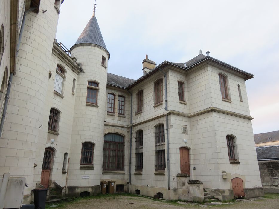 Ancien hôtel de Caisse d'Epargne, actuel centre d'affaires Alfred de Vigny : Cour intérieure, ensemble sud-ouest, vue générale