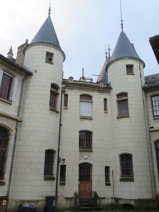 Ancien hôtel de Caisse d'Epargne, actuel centre d'affaires Alfred de Vigny : Cour intérieure, façade est, vue générale