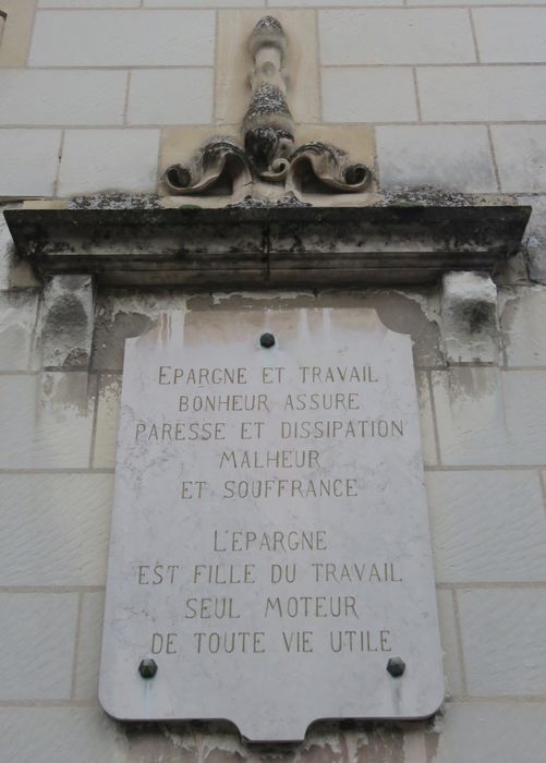 Ancien hôtel de Caisse d'Epargne, actuel centre d'affaires Alfred de Vigny : Façade sur rue, détail décoratif