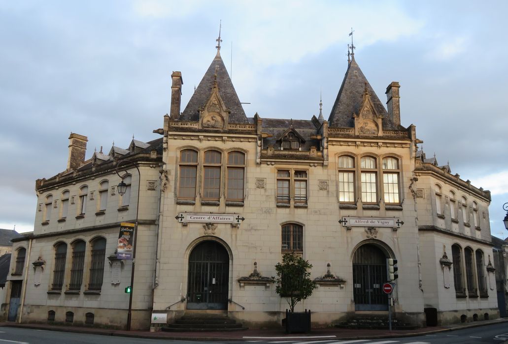 Ancien hôtel de Caisse d'Epargne, actuel centre d'affaires Alfred de Vigny : Façade sur rue, vue générale