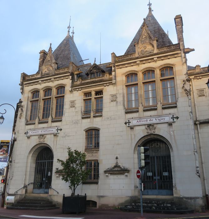 Ancien hôtel de Caisse d'Epargne, actuel centre d'affaires Alfred de Vigny : Ensemble ouest sur rue, vue générale