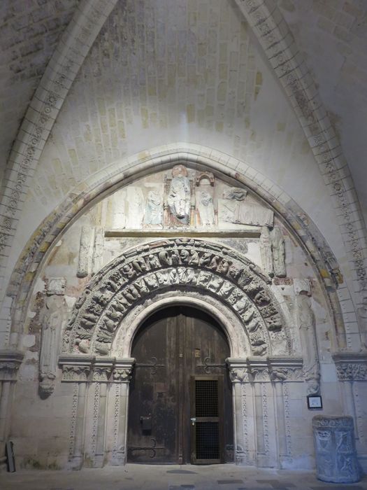 Ancienne collégiale Saint-Ours : Portail occidental sous le porche, vue générale