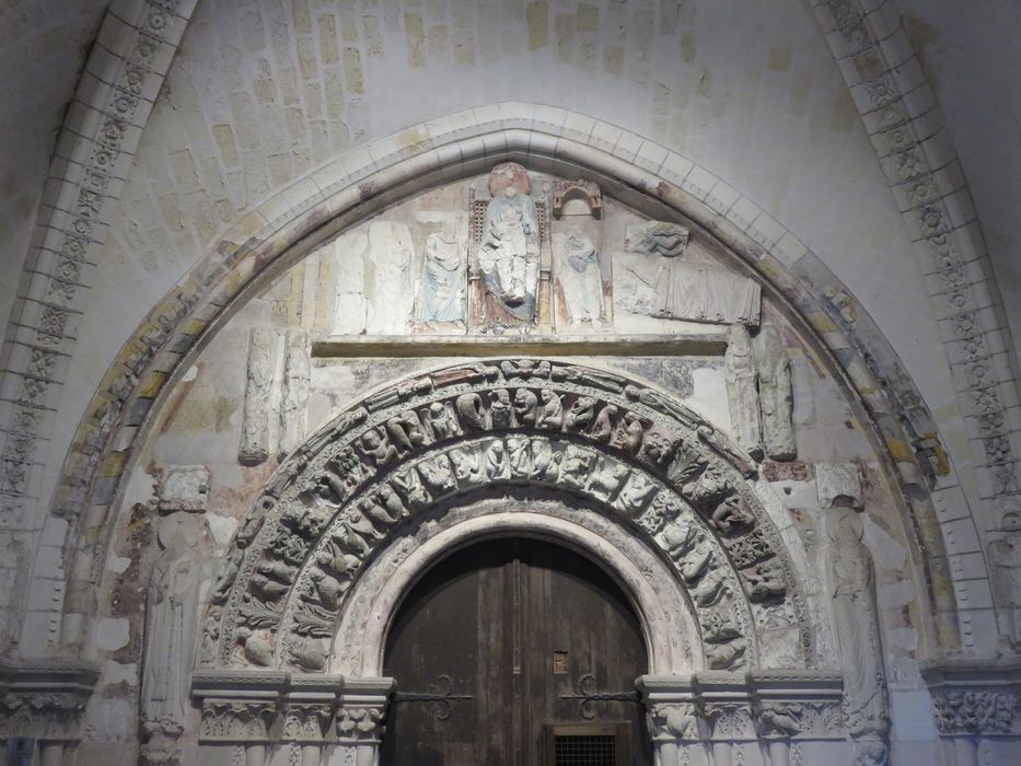 Ancienne collégiale Saint-Ours : Portail occidental sous le porche, vue partielle