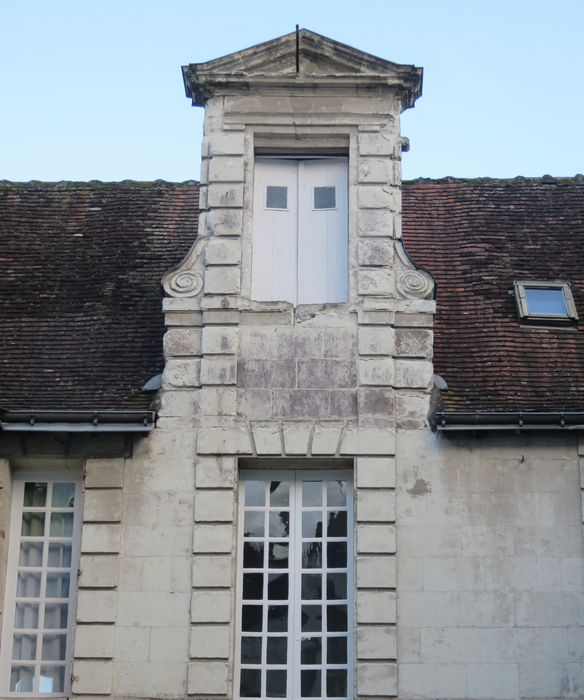 Hôtel de la Gravière : Façade ouest sur cour, vue partielle