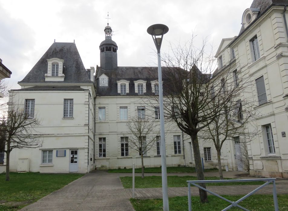 Hôpital : Façade est, vue générale