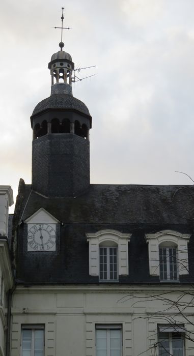 Hôpital : Façade est, clocher, vue générale