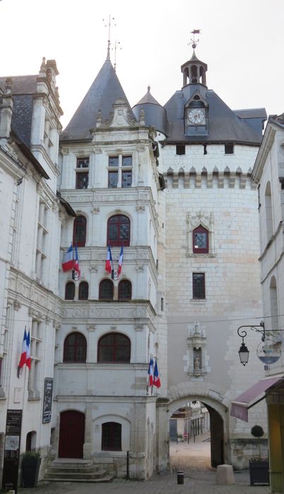 Hôtel de ville et Porte Picoys : Façade sud, vue générale