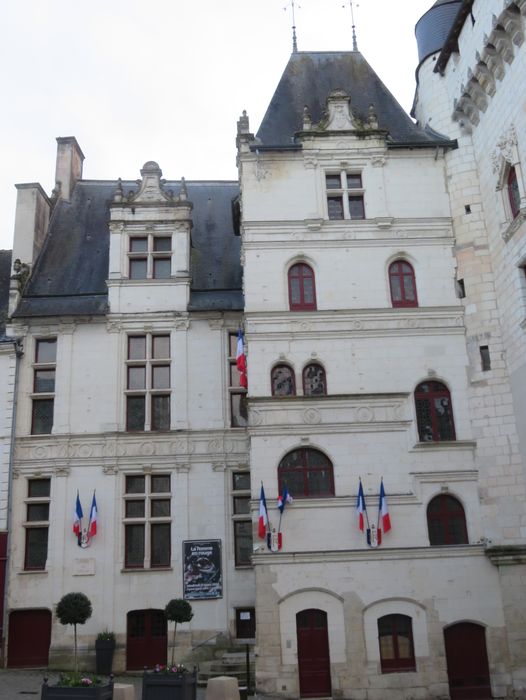 Hôtel de ville et Porte Picoys : Façade nord, vue générale