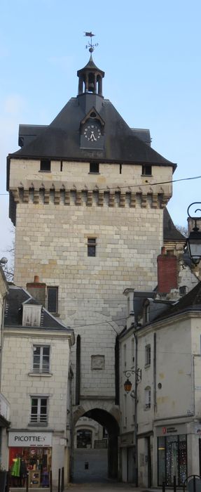 Hôtel de ville et Porte Picoys : Façade ouest, vue générale