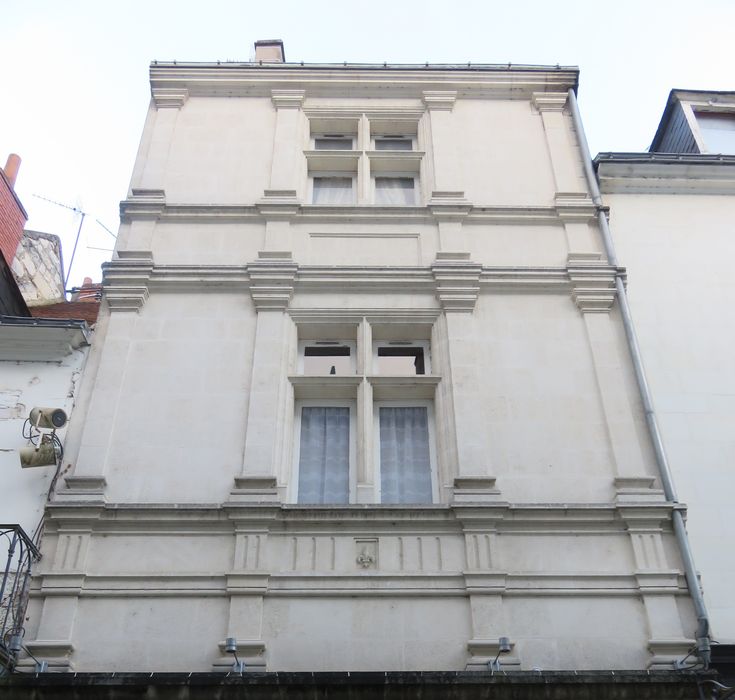 Maison : Façade sur rue, vue partielle