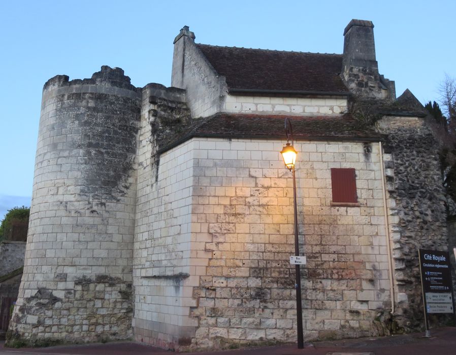 Vestiges de la porte Poitevine et la tour d'enceinte, ou Maillet : Elévation sud, vue générale