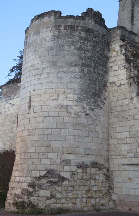 Vestiges de la porte Poitevine et la tour d'enceinte, ou Maillet : Vue partielle