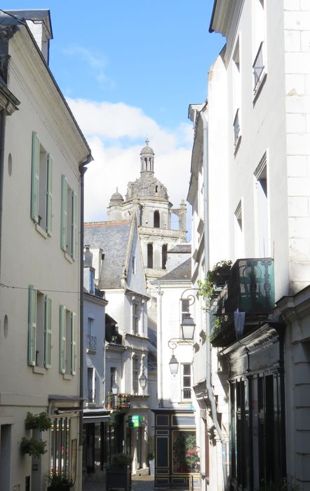 Ancienne église Saint-Antoine : Clocher, vue partielle de la tour dans son environnement