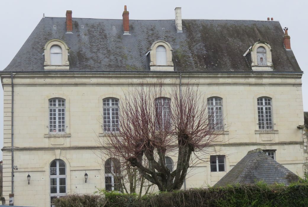 Ancienne abbaye de la Trinité : Façade est, vue générale