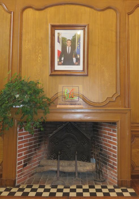 Ancienne abbaye de la Trinité : Actuelle salle du conseil, lambris de revêtement, vue partielle