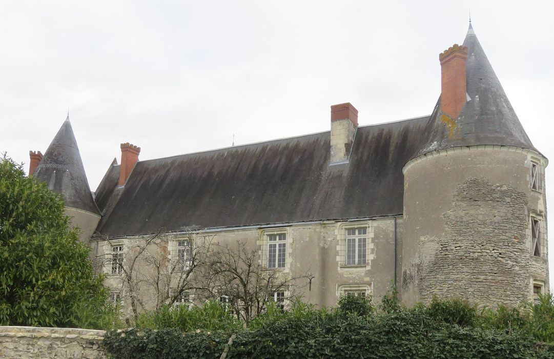 Château : Façade ouest, vue partielle