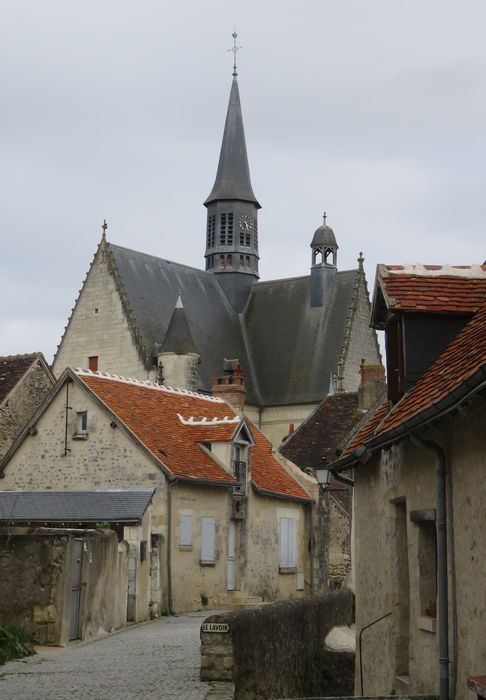 Eglise  Saint-Jean-Baptiste : Vue partielle de l'église dans son environnement