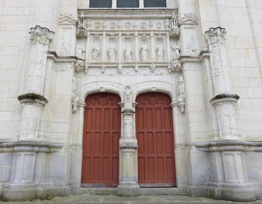 Eglise  Saint-Jean-Baptiste : Façade nord-ouest, vue générale du double portail