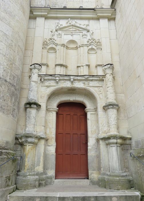 Eglise  Saint-Jean-Baptiste : Porte d'accès ouest, vue générale