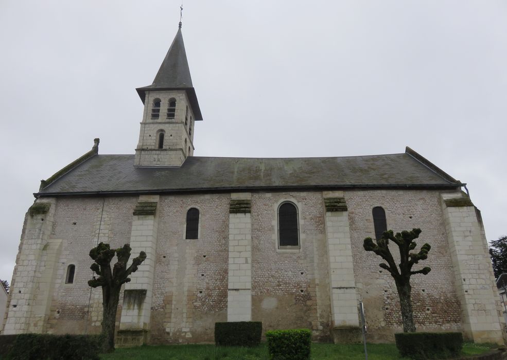 Eglise  Saint-Pierre : Façade latérale nord, vue générale