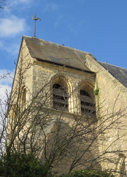 Eglise Saint-Pierre de Nazelles : Clocher, élévation sud, vue partielle