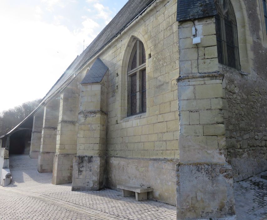 Eglise Saint-Pierre de Nazelles : Façade latérale sud, vue partielle