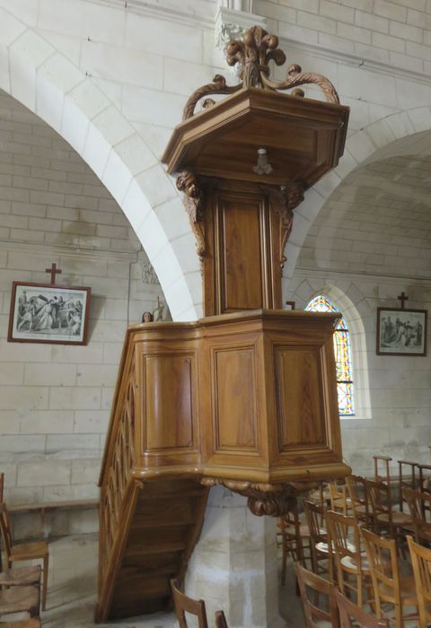 Mobilier de l'église : chaire à prêcher, statue : Christ en croix, siège de célébrant