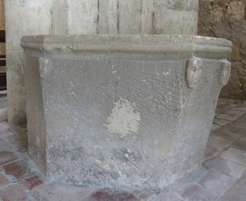 église Notre-Dame : fonts baptismaux (cuve)