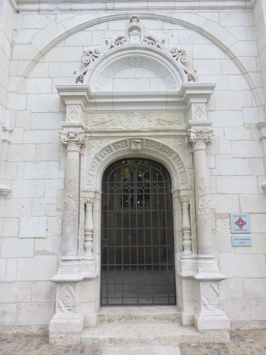 Chapelle de l'ancien cimetière, dite chapelle de Seigne : Porte occidentale, vue générale