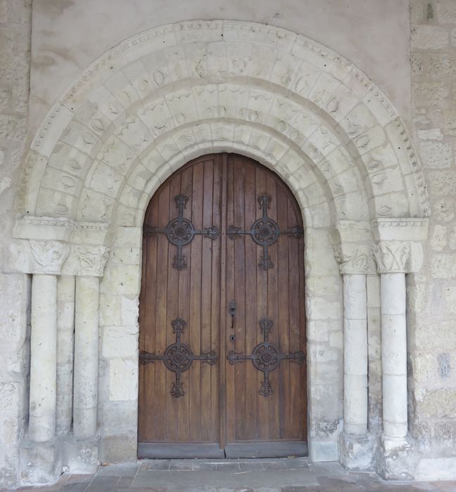 Eglise Saint-Avant : Portail occidental, vue générale