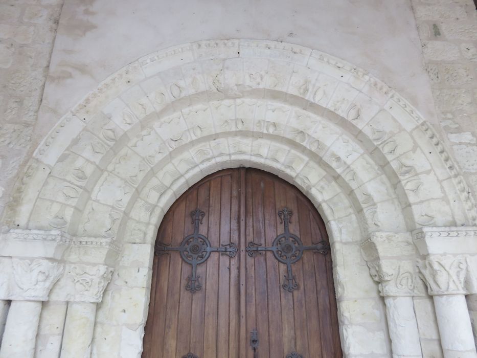 Eglise Saint-Avant : Portail occidental, vue partielle