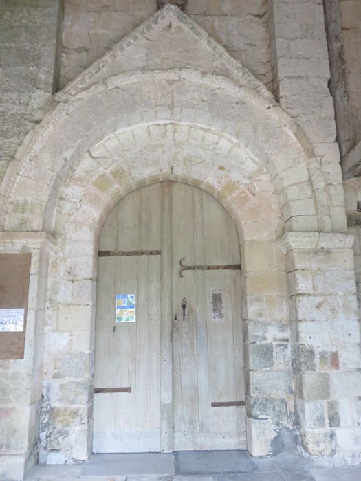 Eglise Saint-Pierre de Balesmes : Portail occidental, vue générale