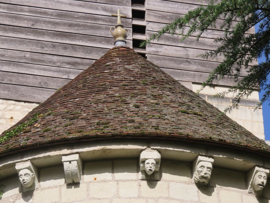 Ancienne église Notre-Dame de la Haye : Chevet, détail des modillons sculptés