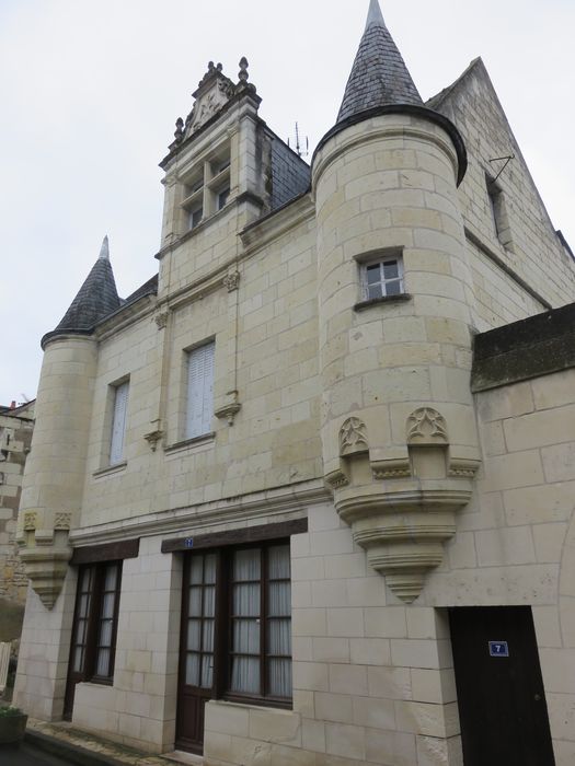 Maison à tourelles : Façade est, vue générale