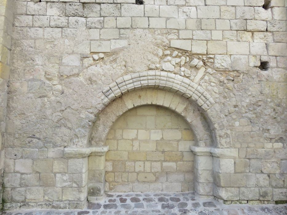 Eglise Notre-Dame : Façade latérale nord, détail d'un ancien portail d'accès