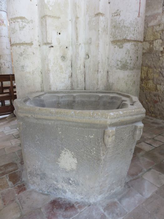 Eglise Notre-Dame : fonts baptismaux (cuve)