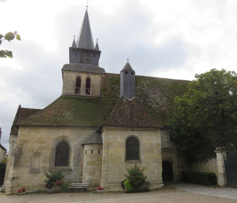 Eglise Saint-Gervais-Saint-Protais : Façade latérale nord, vue partielle