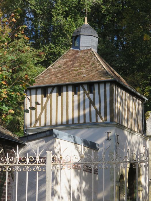 Pigeonnier à pans de bois de la Restrie, vue partielle