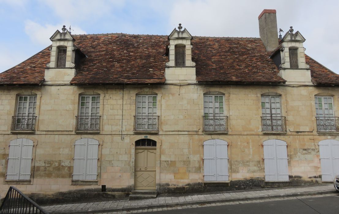 Maisons : Façade est, vue générale