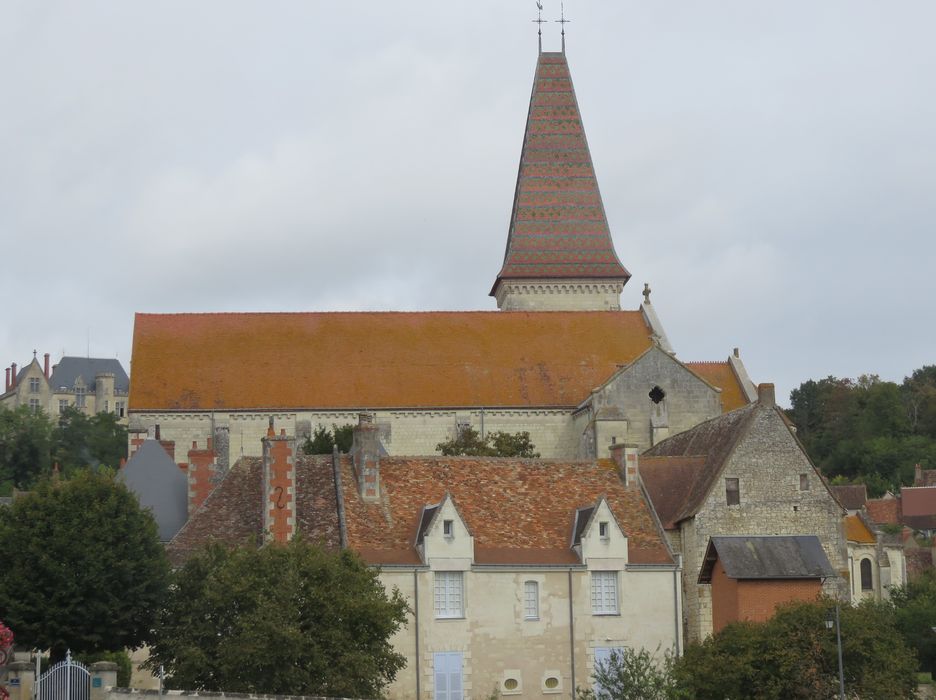 Eglise abbatiale bénédictine Saint-Pierre : Vue partielle de l'église abbatiale dans son environnement urbain