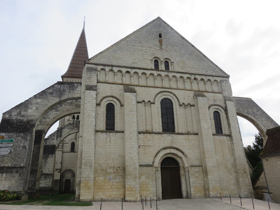 Eglise abbatiale bénédictine Saint-Pierre : Façade occidentale, vue générale